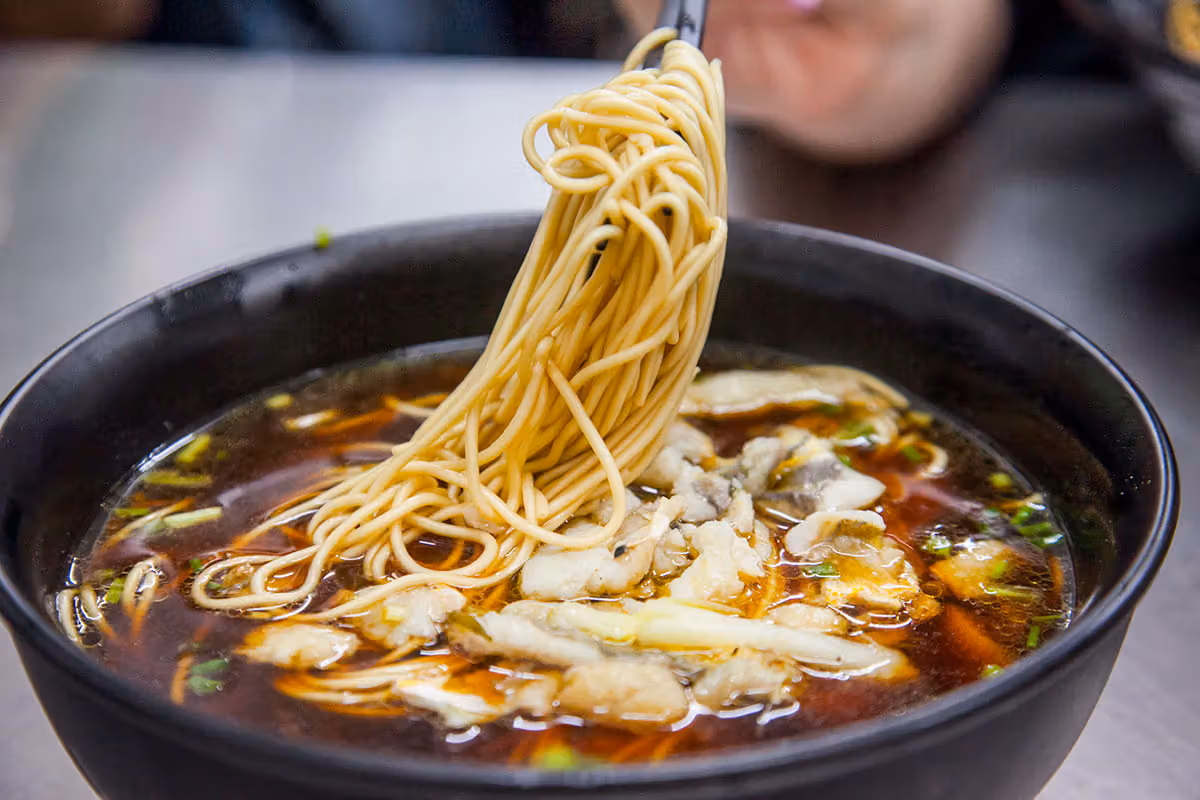 จากบะหมี่ข้างทาง 12 หยวน สู่บะหมี่ไข่ปูราคา 360 หยวน สองวิถีชีวิตของบะหมี่เซี่ยงไฮ้หนึ่งชาม
