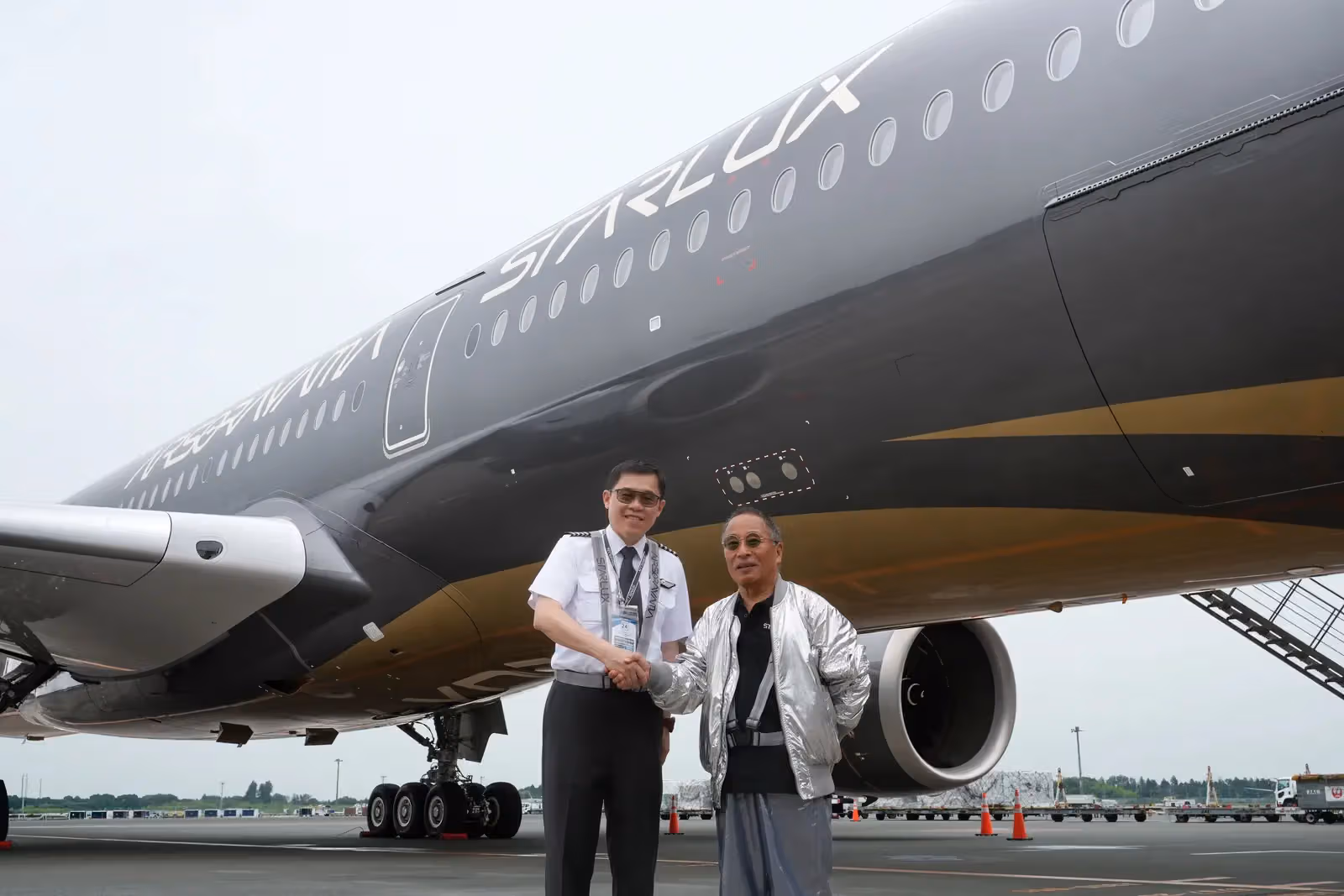 空山基圓飛行夢,星宇航空「AIRSORAYAMA」金銀雙機正式啟航