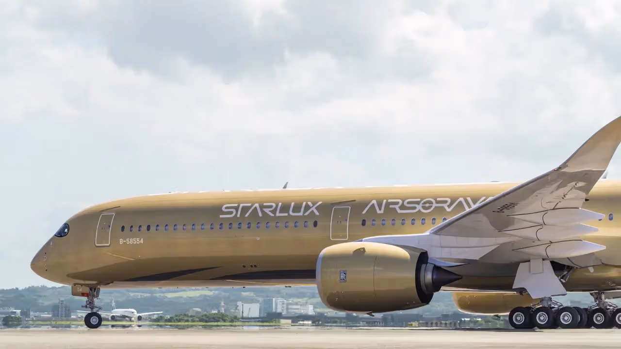 空山基圓飛行夢，星宇航空「AIRSORAYAMA」金銀雙機正式啟航