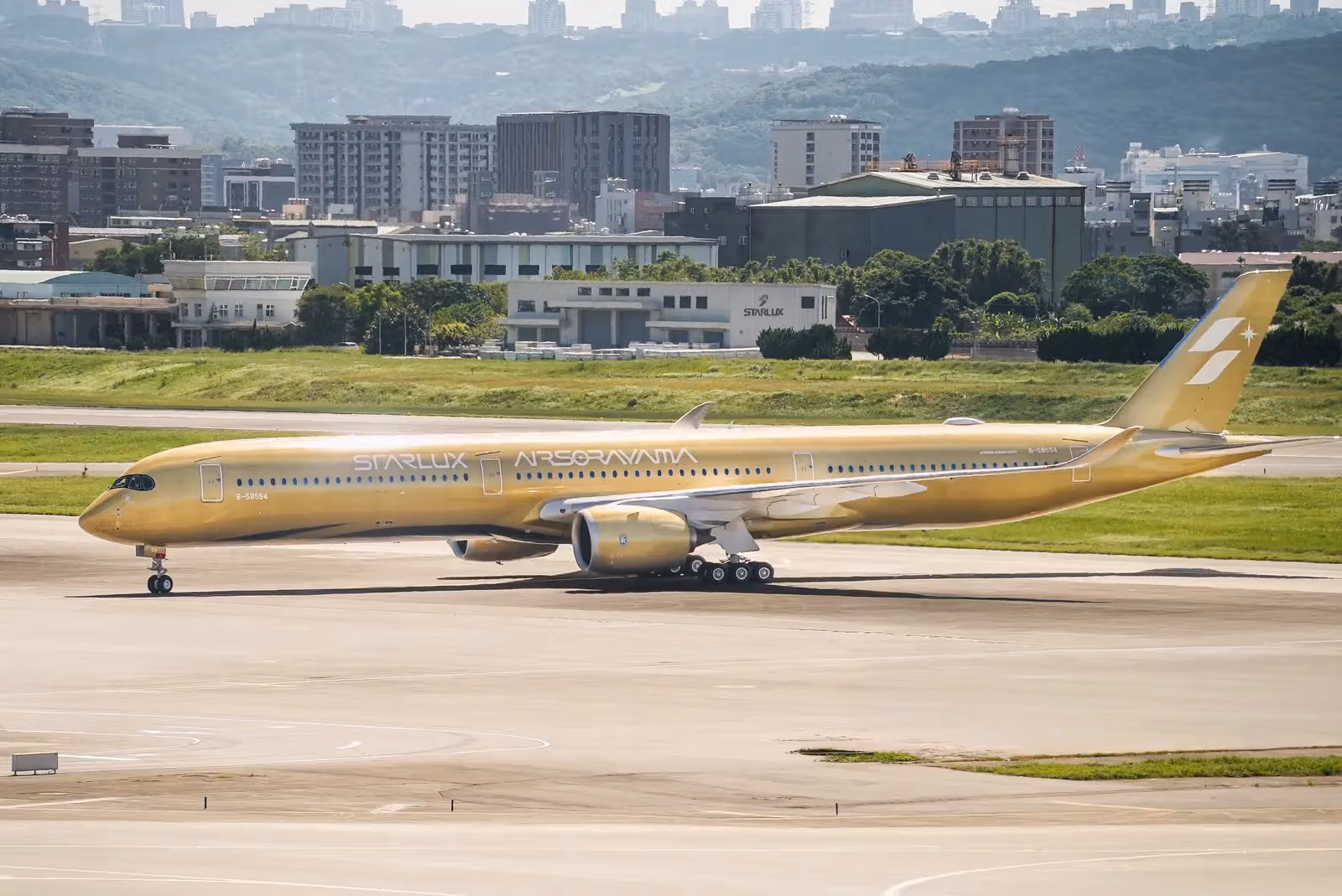 空山基圓飛行夢,星宇航空「AIRSORAYAMA」金銀雙機正式啟航