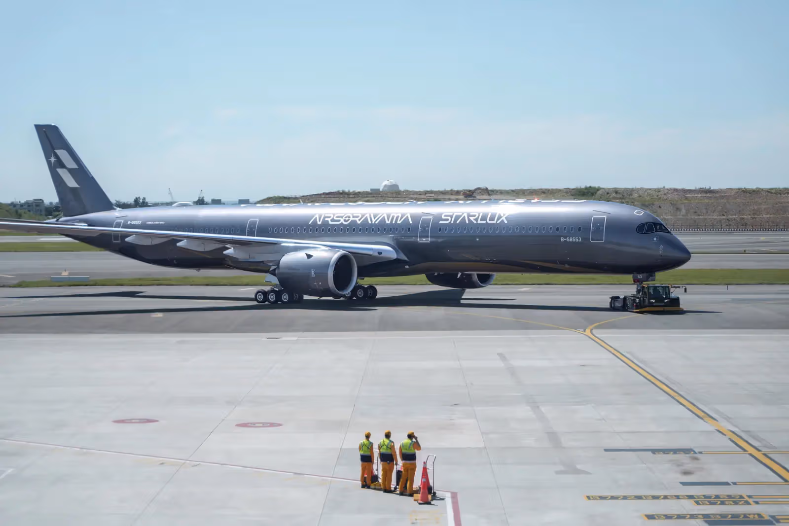 空山基圓飛行夢,星宇航空「AIRSORAYAMA」金銀雙機正式啟航