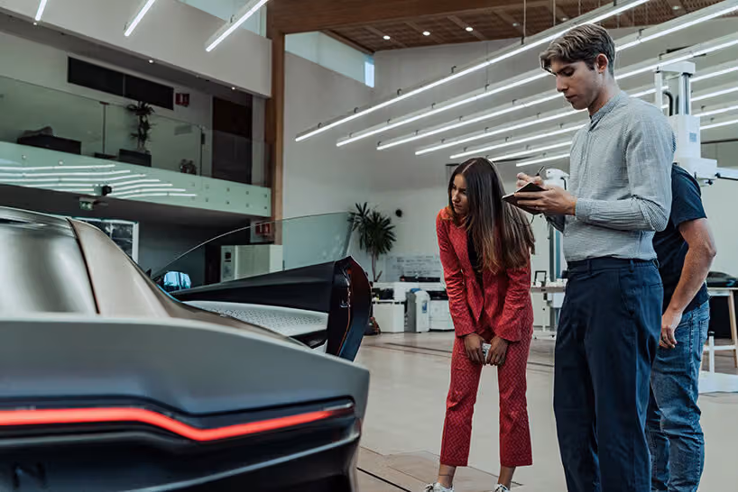 Aston Martin Valen：一輛把玻璃後窗換成行李廂的實驗性怪獸