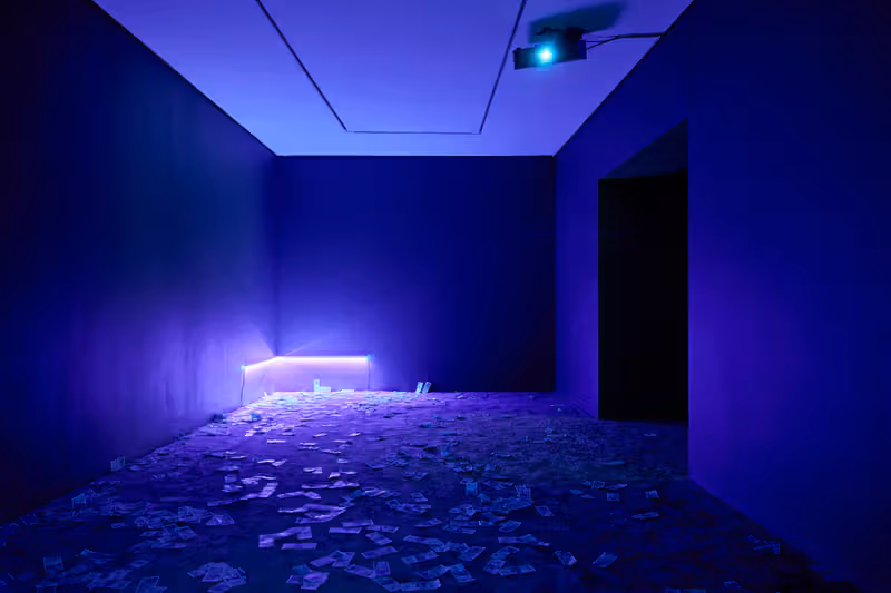 石原羊美讓「夜行動物」逃出澀谷夜店，一鏡到底走上東京街頭